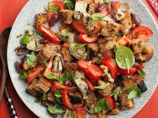 Panzanella articsókával és paradicsommal