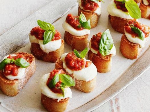 Bruschetta paradicsommal, mozzarellával és bazsalikommal