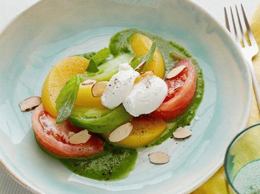 Saláta paradicsommal, őszibarack és ricotta