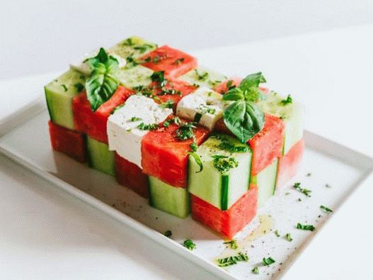Kockás saláta görögdinnye, uborka és feta saláta