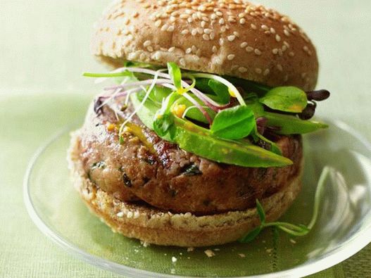 Hamburgerek tonhal, sárgarépa és gyömbér öntettel
