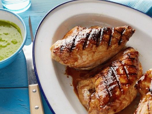 Grillezett csirke mézes mázzal, menta szószban, zöldborsóval