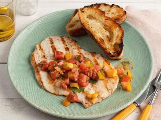 Grillezett csirke escalopes paradicsommal és zöldes salátával