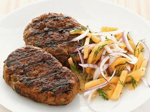 Grillezett marhahús kufta dinnye salátával