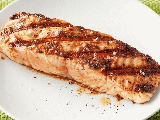 Grillezett lazac olajbogyóval ellátott szőlőskenyér öntettel