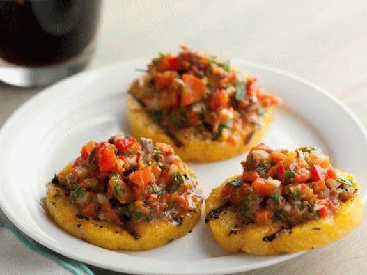 Sült polenta keksz sült paprika salsa