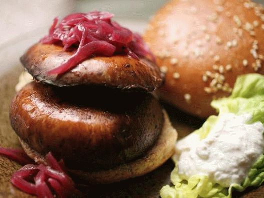 Hamburgerek sült portobello gombával és hagymás lekvárral