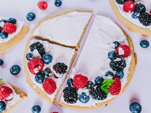 Édes pizza nyári bogyókkal