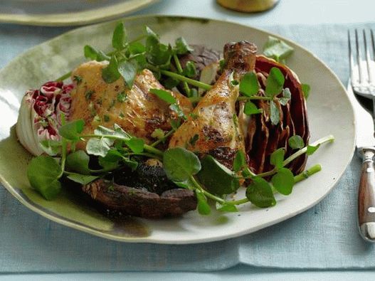 Roston sült fokhagymás csirke, portobello és radicchio gombák saláta