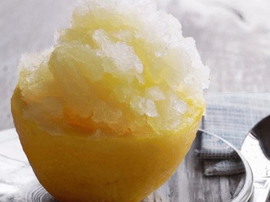 Gyümölcsjég limonádé bazsalikommal