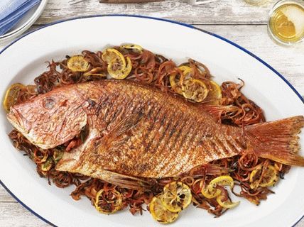 Fénykép spanyol sült grillezett halról