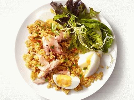 Fotó rizs curry-ízesítéssel és füstölt pisztránggal