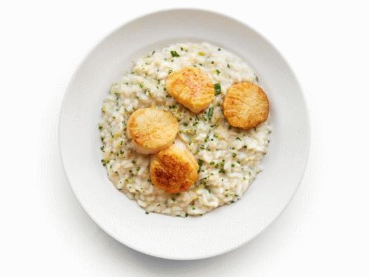 Fénykép Risotto fésűkagylóval, citrommal és gyógynövényekkel