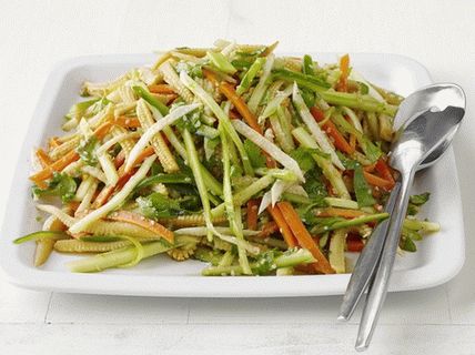 Fotó ázsiai stílusú kukorica, hikama és sárgarépa saláta