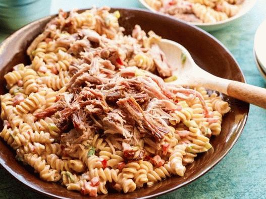 Fotósaláta tésztával és rongyos sertésborda barbecue-öntettel