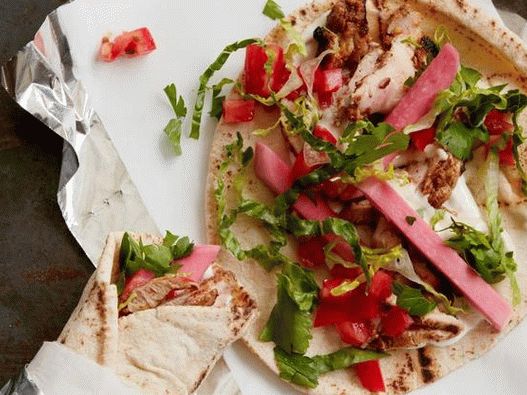 Fénykép Shawarma-ból csirkével, fehérrépa és cékla