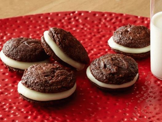 Fotócsokoládé szendvics keksz fehér karamellizált csokoládéval töltve