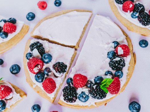 Fotó édes pizza nyári bogyókkal