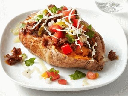 Fénykép chilipel töltött édes burgonyaról