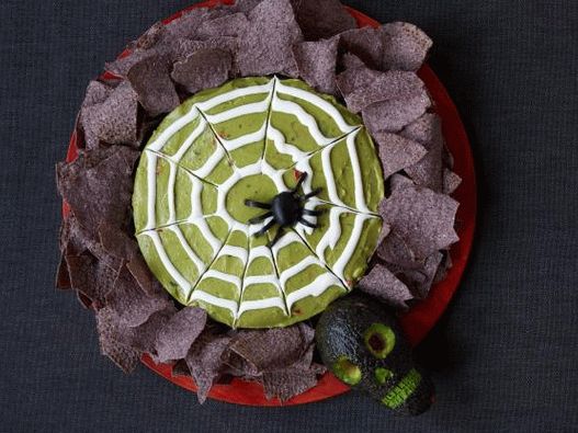 Fénykép Halloween guacamole szószból, pókhálóval