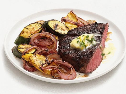 Fotós grillezett steak zöldségekkel és fűszeres citrommal