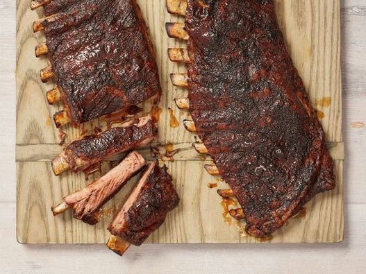 Fotós grillezett sertésborda jeges jalapenókkal, cseresznye és almalé