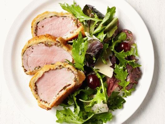 Fotó sertés Wellington gyógynövényekkel és szőlővel