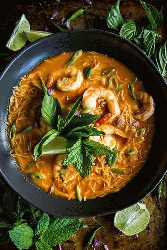 Fotó Thai vörös curry garnélarákkal