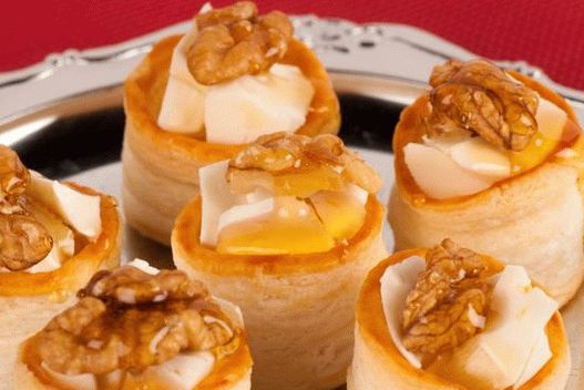 Fénykép spanyol sajtból és tapas-ról mézzel
