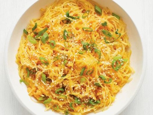 Fotó spagetti tök gyömbérrel és zöld hagymával