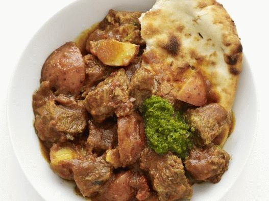 Fotó lassú tűzhelyben párolt marhahús curryvel és burgonyával