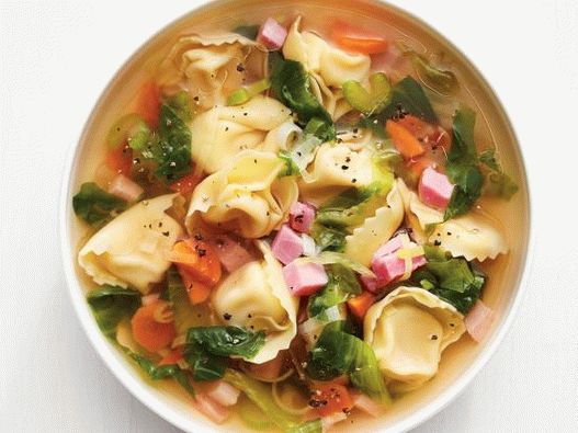 Fénykép Tortellini sajttal és hússal a húslevesben