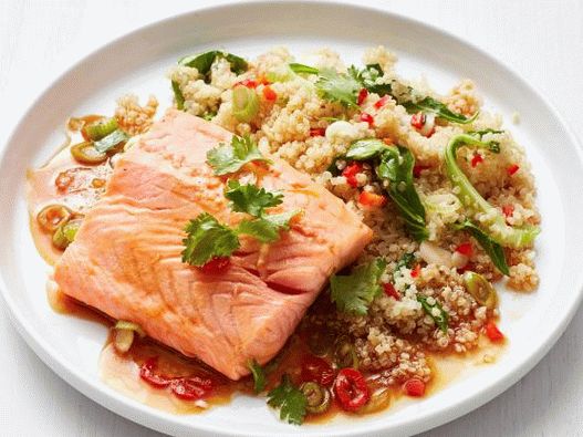 Fotós párolt lazac quinoa és szezám-gyömbér öntettel