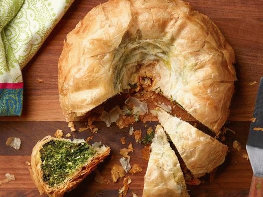 Az étel fényképe - Spanakopita a süteménytálban