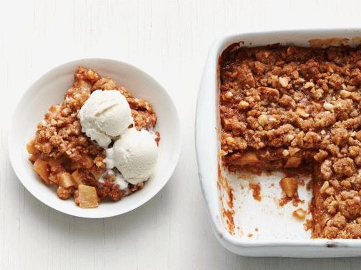 Fotó alma morzsol karamellel és makadamia-dióból készült öntetek