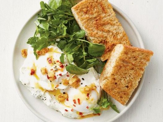 Fénykép oroszlánbarnított tojás fokhagyma joghurttal törökül