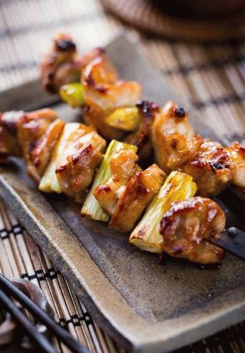 Fénykép Yakitori csirke póréhagymáról (hagyományos japán kebab)