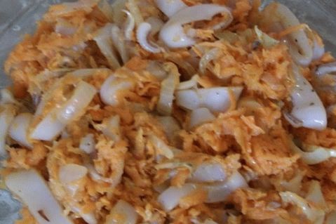 Tintahal és zöldség snack