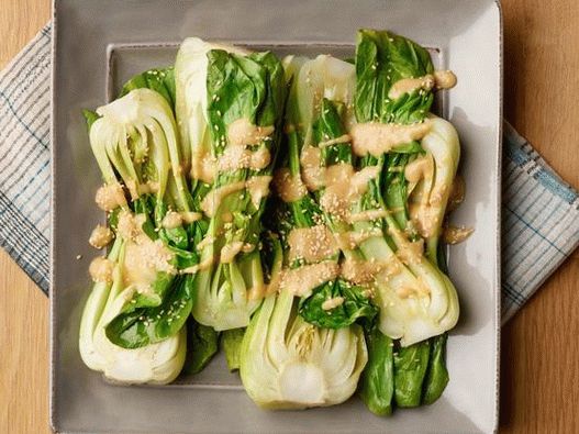 Bok choy káposzta miso szósszal a mikrohullámú sütőben