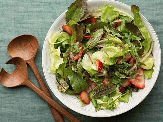 Fotó zöld saláta eperrel és balzsamos mártással