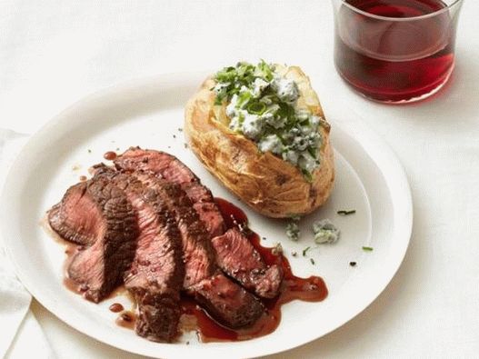 Az étel fényképe - steak és kék sajttal töltött burgonya