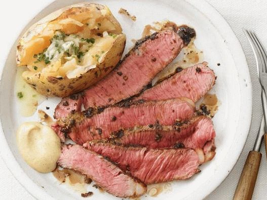 Az étel fotója - Steakbélszín bélszín Provence gyógynövények és a sült burgonyával készült köret alatt