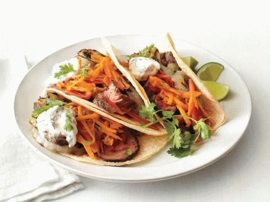 Az étel fényképe - Taco carne asada sárgarépa és paprika