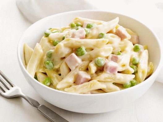 Az étel fényképe - Penne tészta négy sajttal, borsóval és sonkával