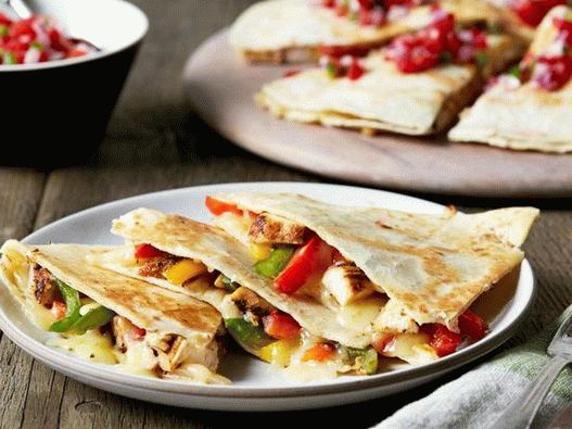 Az étel fényképe - Quesadilla csirkével és mártással
